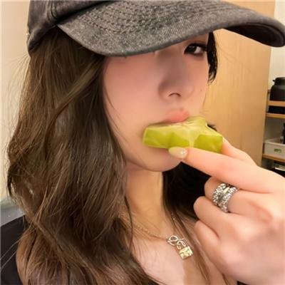 给小酒馆女子喝高杯酒